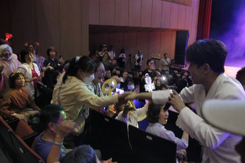 超級紅人榜主持人許志豪認愛後與蔡閨同台，現身基隆城隍爺209年聖誕大歌廳唱鳳飛飛歌引爆動。（圖／基隆護國城隍廟提供、記者鍾志鵬攝影）