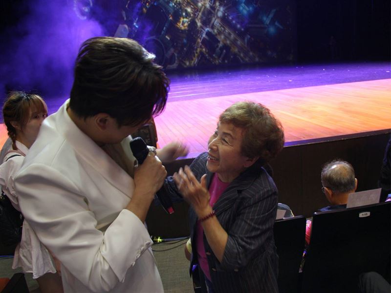 超級紅人榜主持人許志豪認愛後與蔡閨同台，現身基隆城隍爺209年聖誕大歌廳唱鳳飛飛歌引爆動。（圖／基隆護國城隍廟提供、記者鍾志鵬攝影）