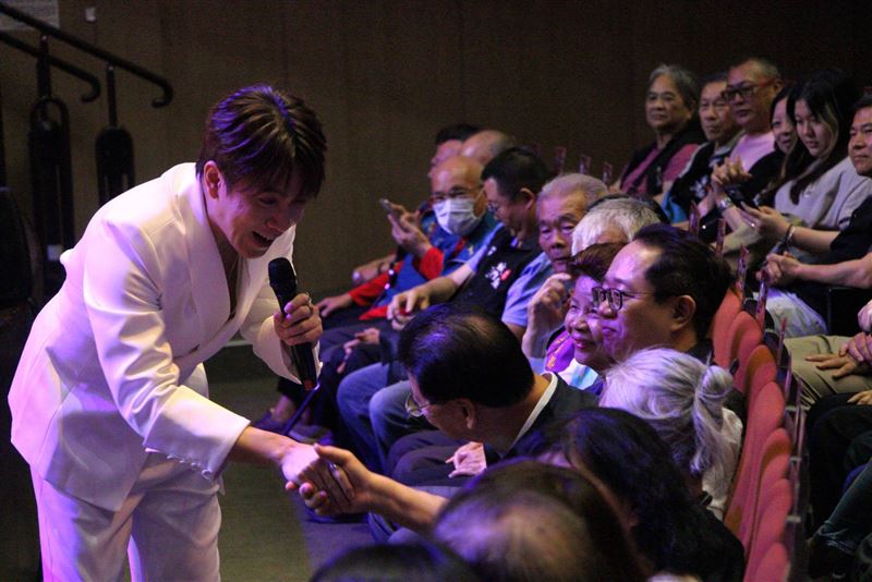 超級紅人榜主持人許志豪認愛後與蔡閨同台，現身基隆城隍爺209年聖誕大歌廳唱鳳飛飛歌引爆動。（圖／基隆護國城隍廟提供、記者鍾志鵬攝影）