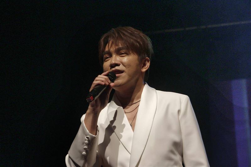 超級紅人榜主持人許志豪認愛後與蔡閨同台，現身基隆城隍爺209年聖誕大歌廳唱鳳飛飛歌引爆動。（圖／基隆護國城隍廟提供、記者鍾志鵬攝影）