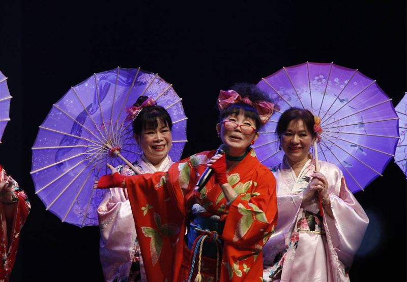 超級紅人榜主持人許志豪認愛後與蔡閨同台，現身基隆城隍爺209年聖誕大歌廳唱鳳飛飛歌引爆動。（圖／基隆護國城隍廟提供、記者鍾志鵬攝影）