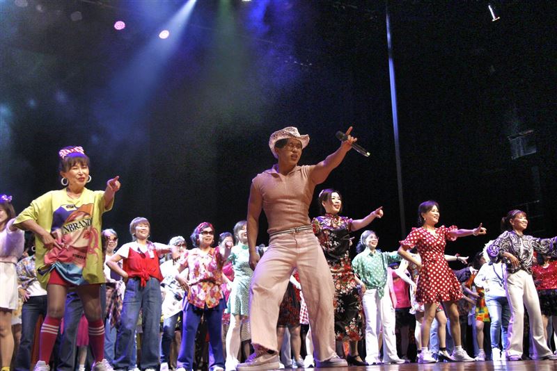 超級紅人榜主持人許志豪認愛後與蔡閨同台，現身基隆城隍爺209年聖誕大歌廳唱鳳飛飛歌引爆動。（圖／基隆護國城隍廟提供、記者鍾志鵬攝影）