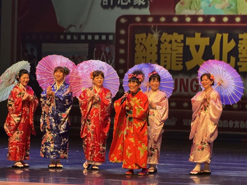 超級紅人榜主持人許志豪認愛後與蔡閨同台，現身基隆城隍爺209年聖誕大歌廳唱鳳飛飛歌引爆動。（圖／基隆護國城隍廟提供、記者鍾志鵬攝影）