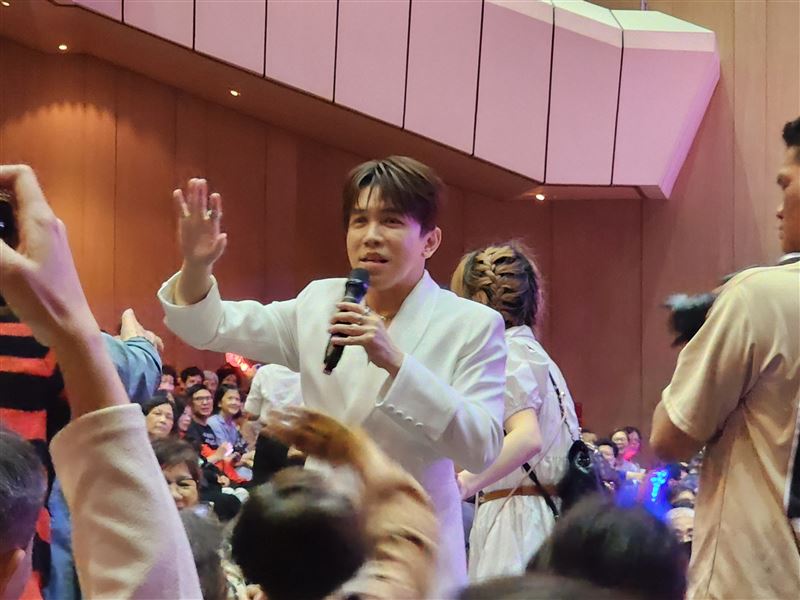 超級紅人榜主持人許志豪認愛後與蔡閨同台，現身基隆城隍爺209年聖誕大歌廳唱鳳飛飛歌引爆動。（圖／記者鍾志鵬攝影）