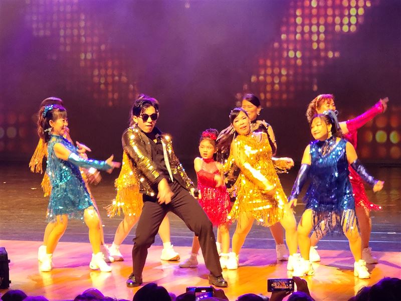 超級紅人榜主持人許志豪認愛後與蔡閨同台，現身基隆城隍爺209年聖誕大歌廳唱鳳飛飛歌引爆動。（圖／基隆護國城隍廟提供、記者鍾志鵬攝影）