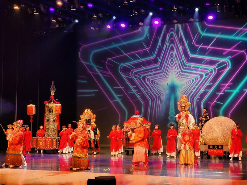 超級紅人榜主持人許志豪認愛後與蔡閨同台，現身基隆城隍爺209年聖誕大歌廳唱鳳飛飛歌引爆動。（圖／記者鍾志鵬攝影）