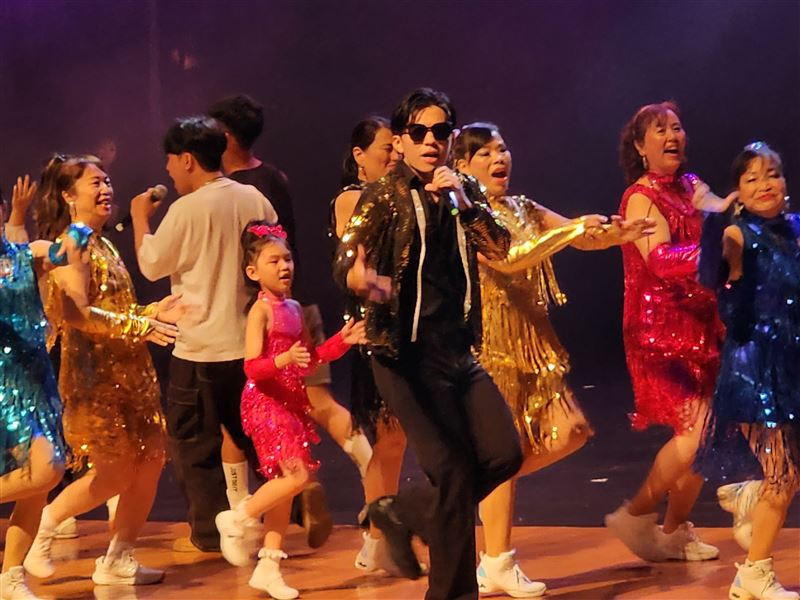 超級紅人榜主持人許志豪認愛後與蔡閨同台，現身基隆城隍爺209年聖誕大歌廳唱鳳飛飛歌引爆動。（圖／基隆護國城隍廟提供、記者鍾志鵬攝影）