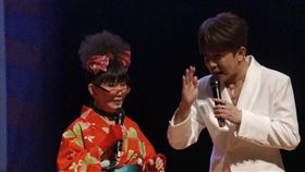 超級紅人榜主持人許志豪認愛後與蔡閨同台，現身基隆城隍爺209年聖誕大歌廳唱鳳飛飛歌引爆動。（圖／基隆護國城隍廟提供、記者鍾志鵬攝影）