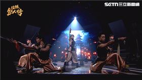 鄺澤東再次展現全新樣貌，結合武術演繹《九天》。（圖／超級紅人榜提供）