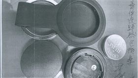 李乾龍提供疑似追蹤器（含鈕扣型電池）之影像照片。（圖／翻攝畫面）