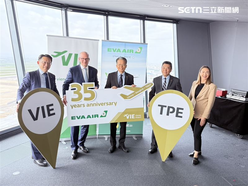為慶祝長榮航空維也納線開航35週年，維也納機場於當地時間4月16日中午在高達109公尺的塔台舉辦午宴，該塔台為歐洲最高之一，由維也納機場共同執行長朱利安耶格（Julian J&auml;ger）親自率領團隊接待。（圖／記者李育道攝影）