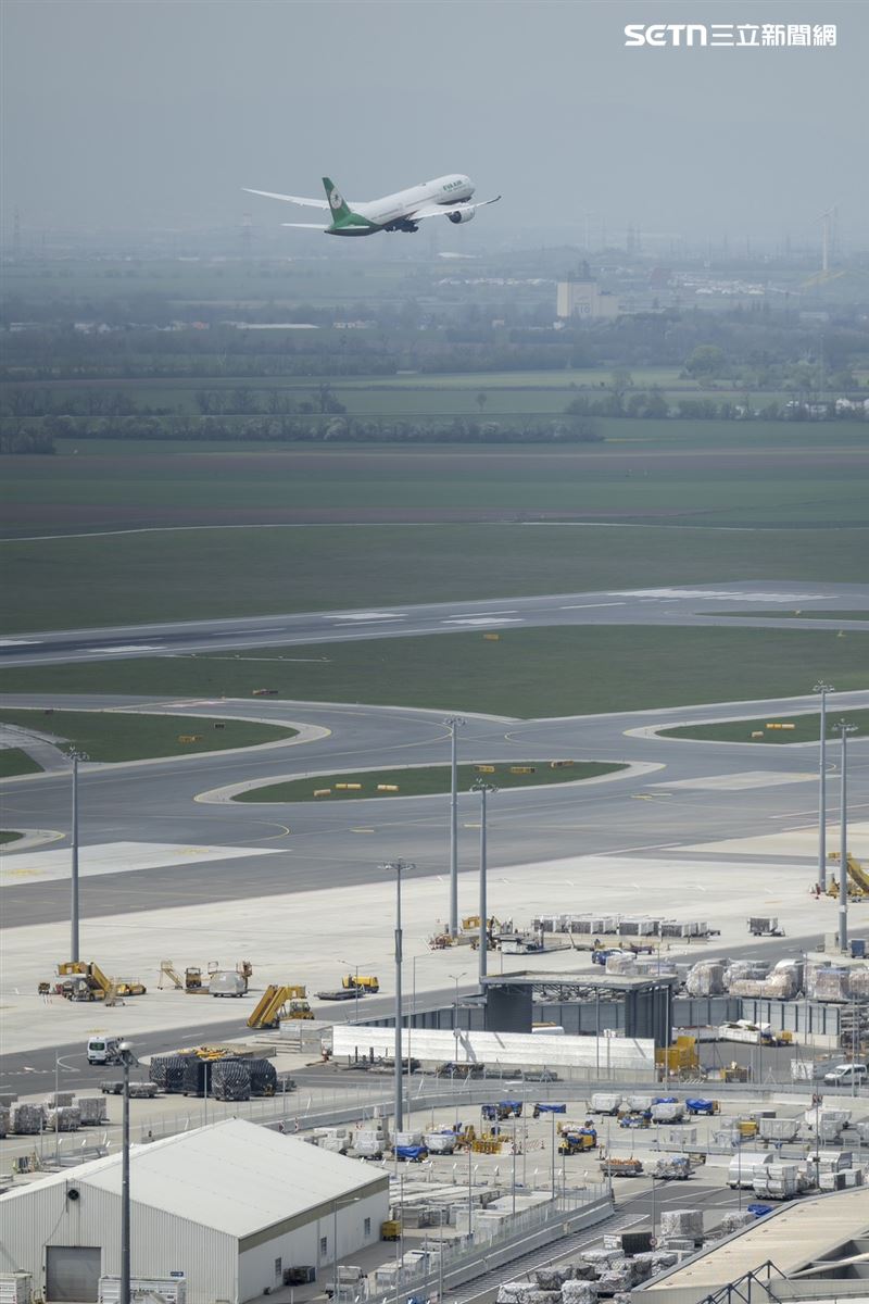 長榮航空也透露，長榮航空當年原規劃開闢澳洲航線，但因維也納率先開放航權，最終成為歐洲第一個航點，並於1991年11月正式開航，奠定後續歐洲航網布局基礎。（圖／記者李育道攝影）