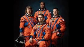 繞月歸來！阿提米絲2號太空人寫歷史。左起順時針排序：科赫、格洛弗、漢森和懷斯曼。（圖／翻攝自維基百科）
