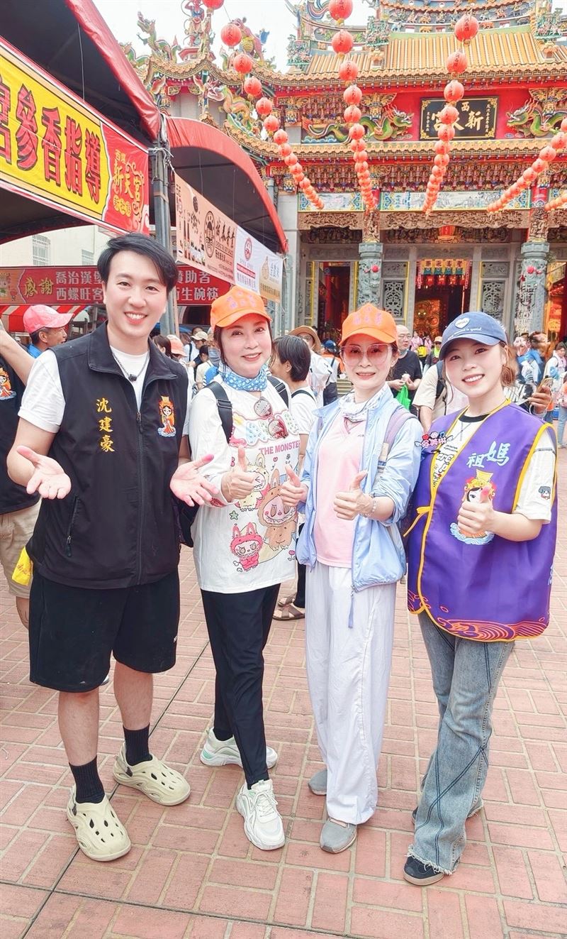 沈建豪（左1）與吳美琳（右1）擔任白沙屯媽祖進香志工，巧遇陳思安（左2）與林姍（左3）。（圖／豪記唱片提供）
