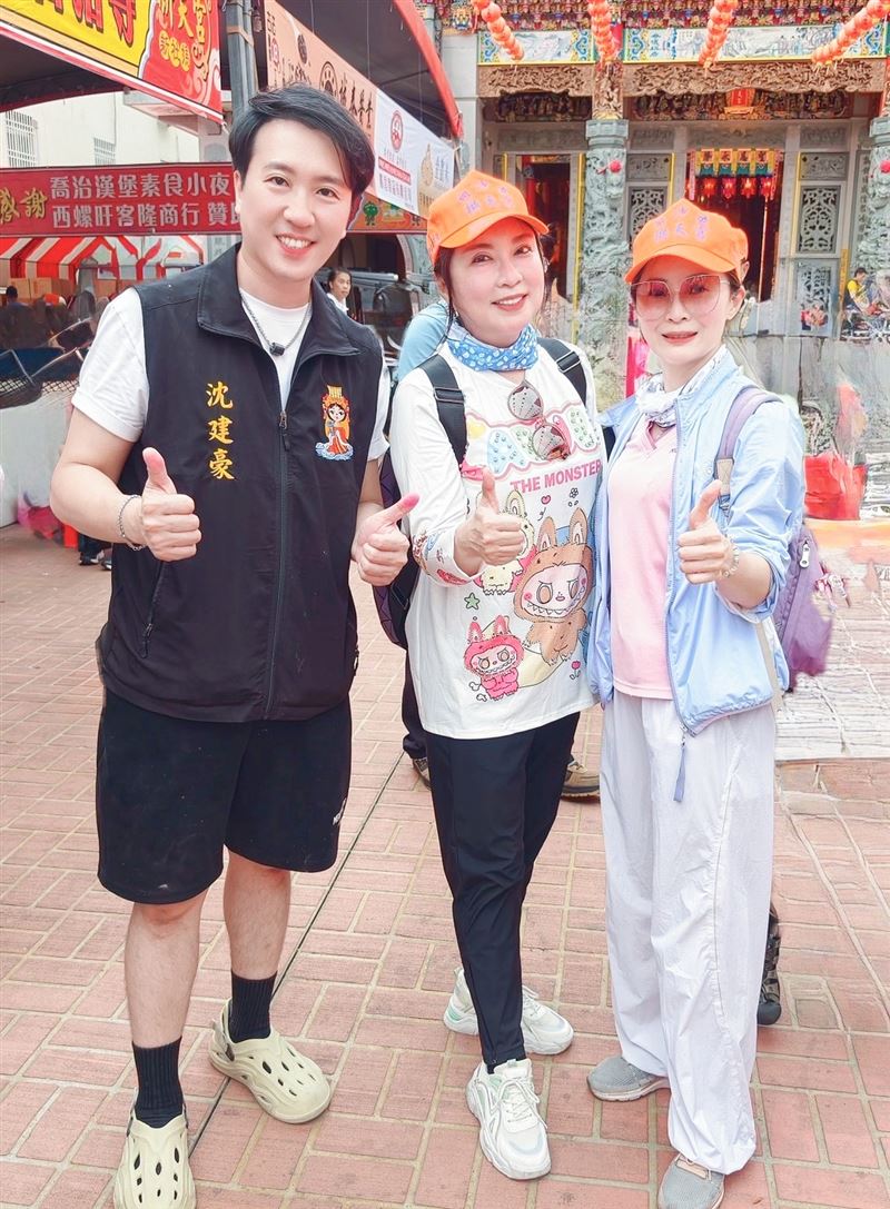 沈建豪（左起）與陳思安、林姍信仰虔誠。（圖／豪記唱片提供）