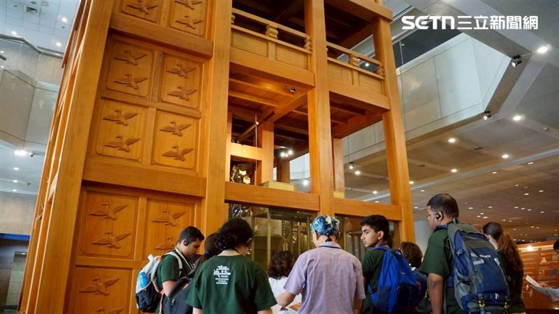 來自10個國家的科學學子，前往國立自然科學博物館，在全英語導覽下，動手組裝「水運儀象臺」STEAM 積木，親身體驗領先西方 800 年的古代自動化機械原理。&nbsp;&nbsp;(圖/翻攝畫面)