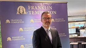富蘭克林經理人布萊頓指出，儘管降息延後且地緣政治動盪，美股2026年獲利仍看增16%。建議投資人放棄預測利率，改採「股五債四」策略，鎖定5%至7%債息與產業輪動紅利，透過主動管理打造攻守兼備的穩定月收投組。（圖／記者師瑞德攝影）