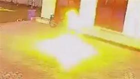 猴群闖渡假村！男揮趕竟瞬間炸成火球慘死（圖／翻攝網路）