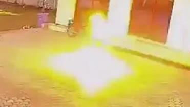 猴群闖渡假村!男揮趕竟瞬間炸成火球慘死