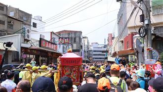 阿伯白沙屯想拿粽子...志工1句話轉身離開