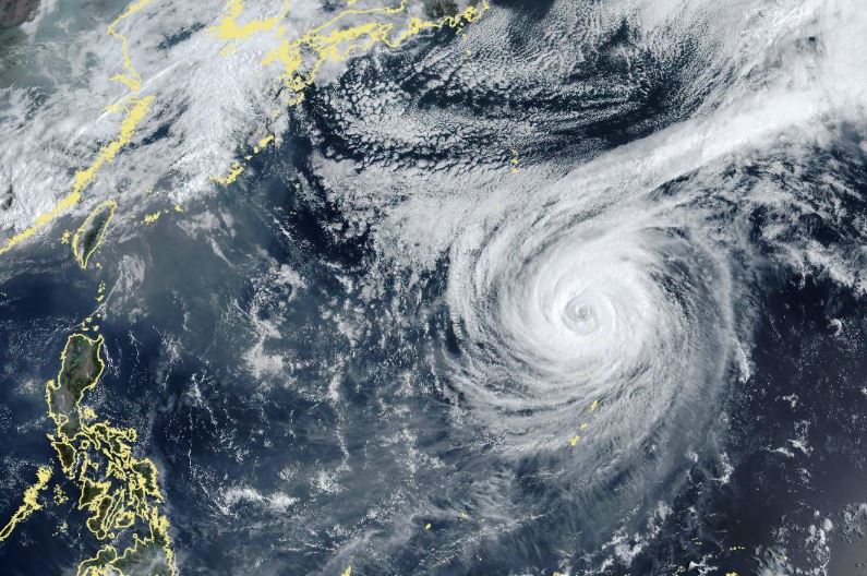 「辛樂克颱風」持續北上中，並逐漸轉向東北。（圖／翻攝自中央氣象署）