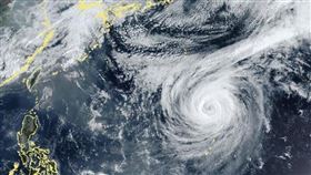 「辛樂克颱風」持續北上中，並逐漸轉向東北。（圖／翻攝自中央氣象署）