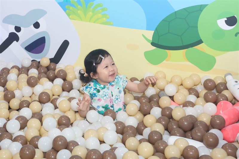 球池魅力無法擋，湘荷玩到不想離開。（圖／ 富邦兒少內容有限合夥、 綠雷德創新股份有限公司提供 ）