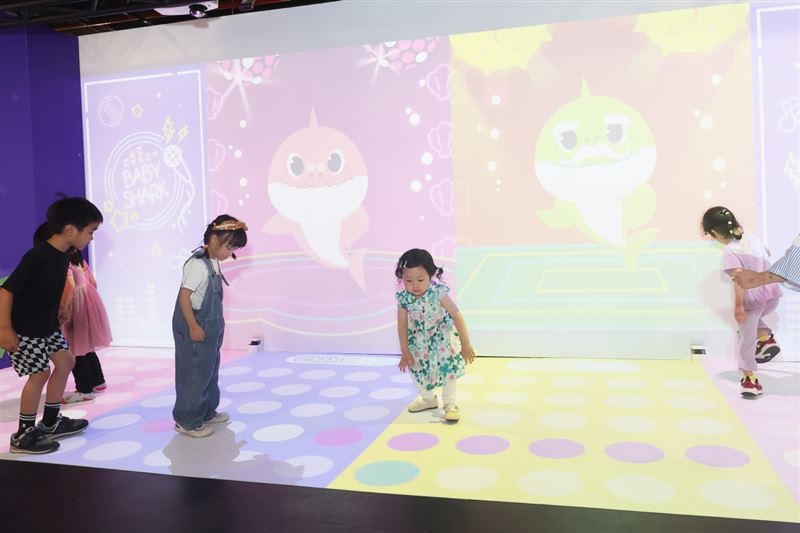 湘荷妹妹(圖中)與小孩們開心玩起音樂互動。(圖／ 富邦兒少內容有限合夥、 綠雷德創新股份有限公司提供)