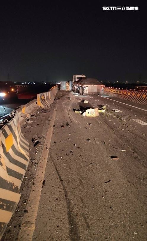 曳引車衝破紐澤西護欄至南下車道，釀6車連環撞事故，3人受傷送醫。（圖／民眾提供）