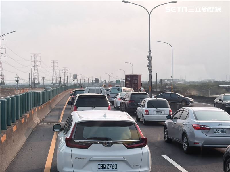 台61中彰大橋發生連環車禍，化學槽車翻覆，有毒化學物質外洩，造成龍井至伸港路段雙向封閉。（圖／民眾提供）