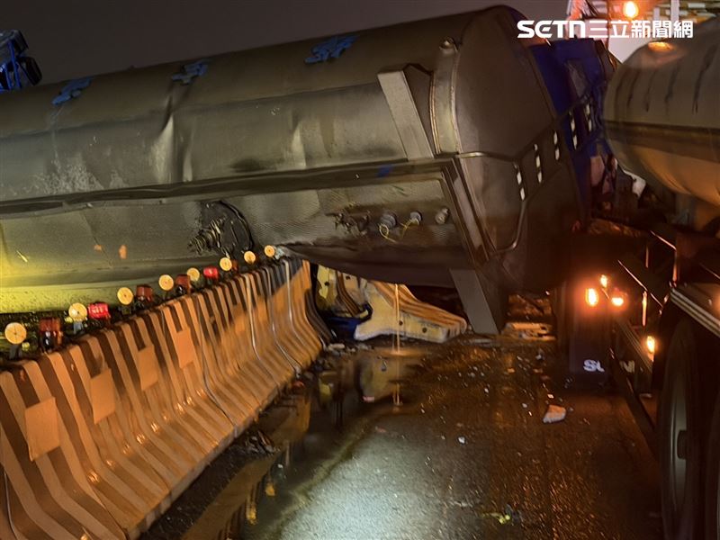 台61線中彰大橋車禍，化學槽車翻覆，槽內有毒化學物質乙酸甲酯外洩。（圖／翻攝畫面）