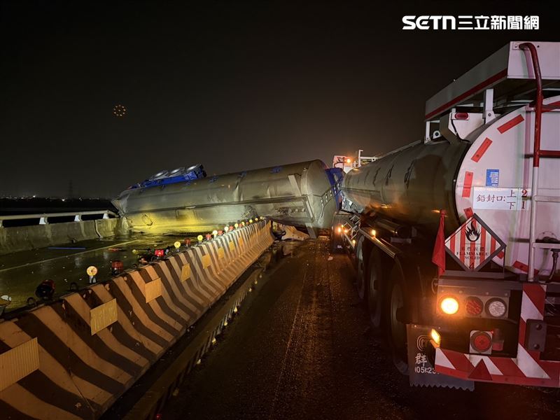 台61中彰大橋發生連環車禍，化學槽車翻覆，有毒化學物質外洩，造成龍井至伸港路段雙向封閉。（圖／翻攝畫面）