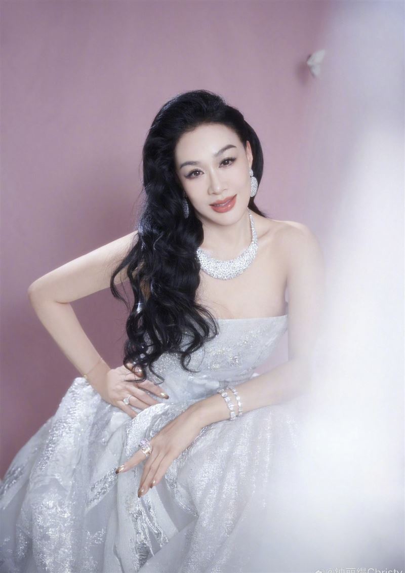 55歲鍾麗緹爆拚生4胎，引發熱議。（圖／翻攝自微博）