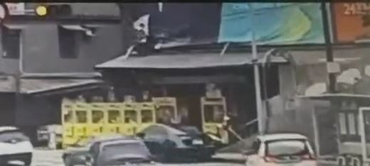 嫌犯爬上屋頂惡意塗鴉。（圖／翻攝畫面）