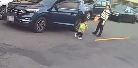 林女雙手拿著回收物，放任兒子衝出車外，對向騎士閃避不及發生碰撞。（圖／翻攝自Threads）