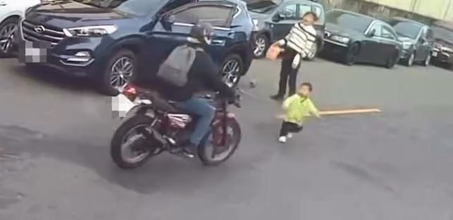 林女雙手拿著回收物，放任兒子衝出車外，對向騎士閃避不及發生碰撞。（圖／翻攝自Threads）
