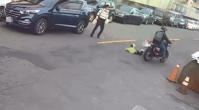男童挨撞倒地額頭擦傷，事後騎士遭男童母親求償20萬元。（圖／翻攝自Threads）