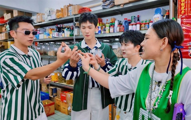 鄭愷（左起）、李昀銳、周深、謝依霖錄《奔跑吧》第13季。(圖／中天綜合台提供)