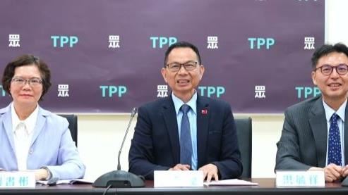 對於昔日同事李貞秀開撕民眾黨，民眾黨團總召陳清龍（中）表示相當遺憾。（圖／翻攝畫面）