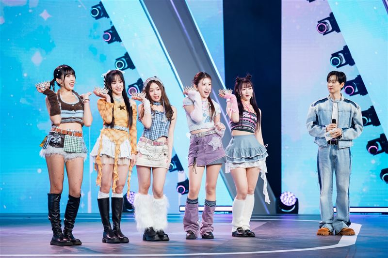 Drama Queen的B組成員左起艾莉兒、柔柔、Yula、紀欣伶、黛比、MC銀赫。（圖／緯來電視網提供）