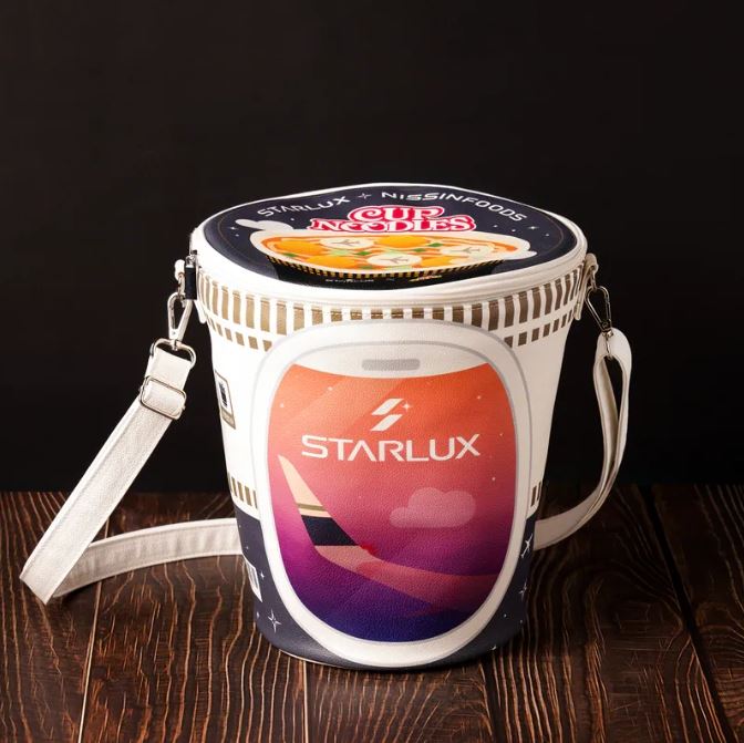 STARLUX x NISSIN | 巨無霸泡麵杯包（圖／翻攝自星宇小舖）