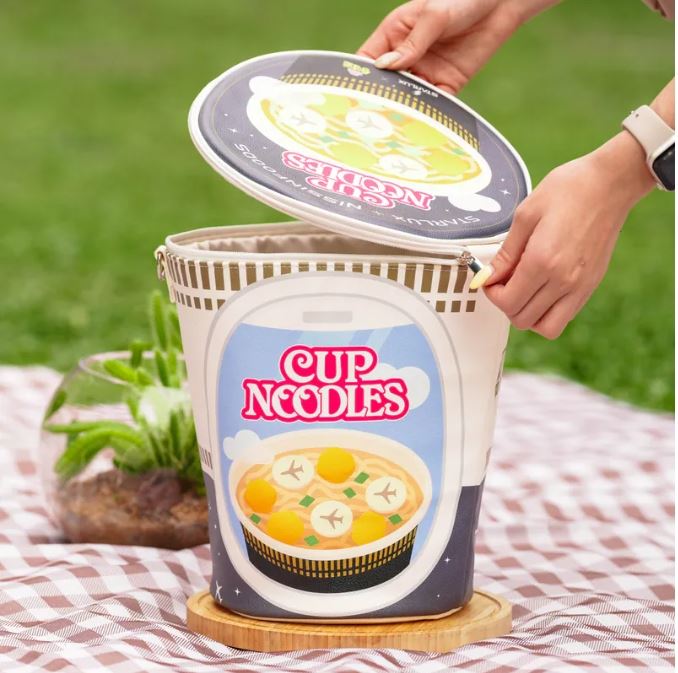 STARLUX x NISSIN | 巨無霸泡麵杯包（圖／翻攝自星宇小舖）