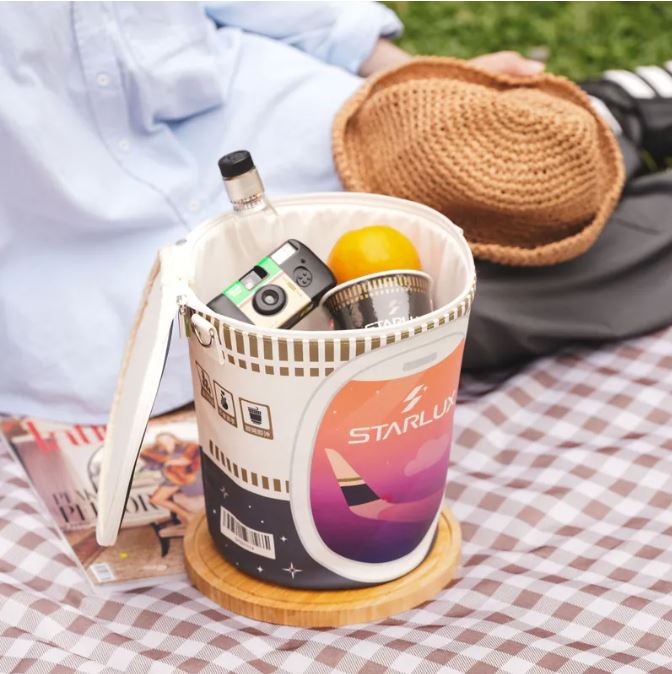 杯麵竟然變「巨無霸容量」背包！（圖／翻攝自星宇小舖）