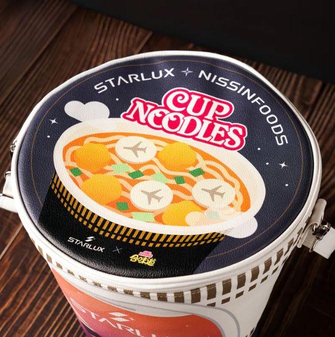 STARLUX x NISSIN | 巨無霸泡麵杯包（圖／翻攝自星宇小舖）