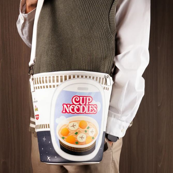 STARLUX x NISSIN | 巨無霸泡麵杯包（圖／翻攝自星宇小舖）