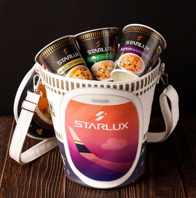 STARLUX x NISSIN | 巨無霸泡麵杯包（圖／翻攝自星宇小舖）