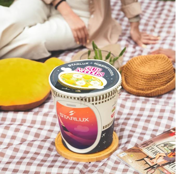 STARLUX x NISSIN | 巨無霸泡麵杯包（圖／翻攝自星宇小舖）
