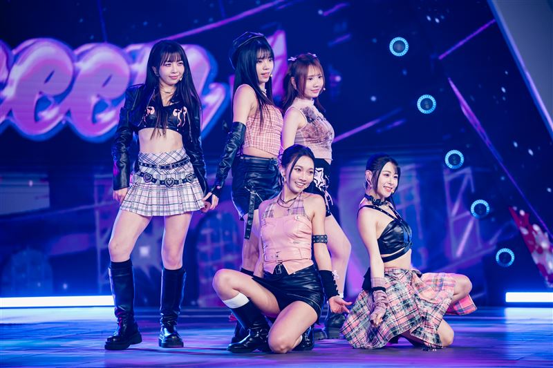 Drama Queen_的A組成員後排左起LyXi、 安汝 、慢慢 ，前排左起Lydia、愛玉。(圖／緯來電視網提供）