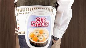 STARLUX x NISSIN | 巨無霸泡麵杯包（圖／翻攝自星宇小舖） 
