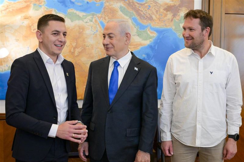 以色列總理納坦雅胡（中）。以色列和黎巴嫩的突襲式停火，被廣泛認為是納坦雅胡迫於川普壓力才接受。（圖／翻攝自X平台 @ruswar）